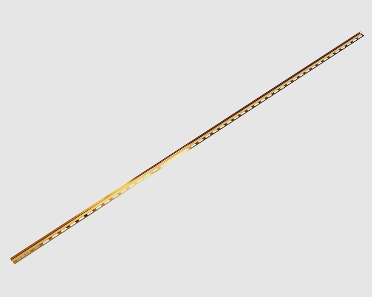 L-förmiges Fliesenprofil aus Aluminium in Gold mit perforiertem Befestigungsschenkel.