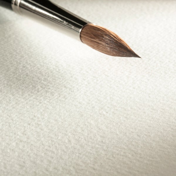 Feinspitziger Rundpinsel für Künstlerarbeiten mit Metallzwinge auf strukturiertem Untergrund.