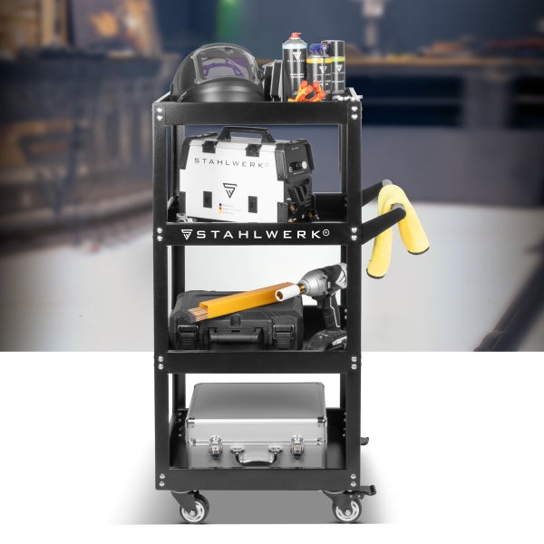 Werkzeugwagen mit Schweißhelm, Schweißgerät, Sprays, Werkzeugkoffer und Zubehör