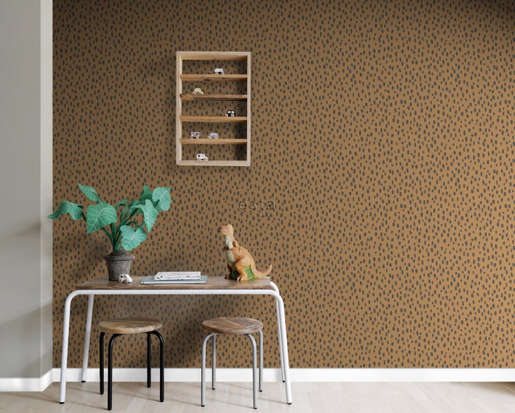 Zimmer mit gemusterter Tapete, Tisch und Dekorationen