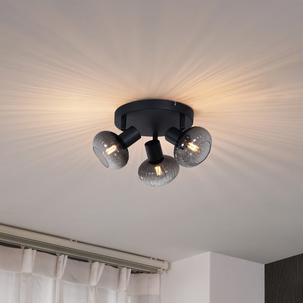 Deckenleuchte mit drei Strahlern und grauen Lampenschirmen