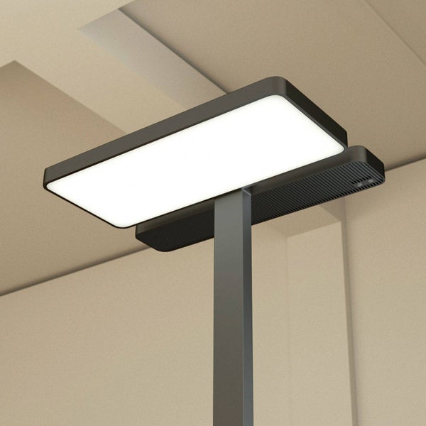 Moderne Büro-Stehleuchte mit flachem, rechteckigem LED-Leuchtenkopf aus dunklem Metall.