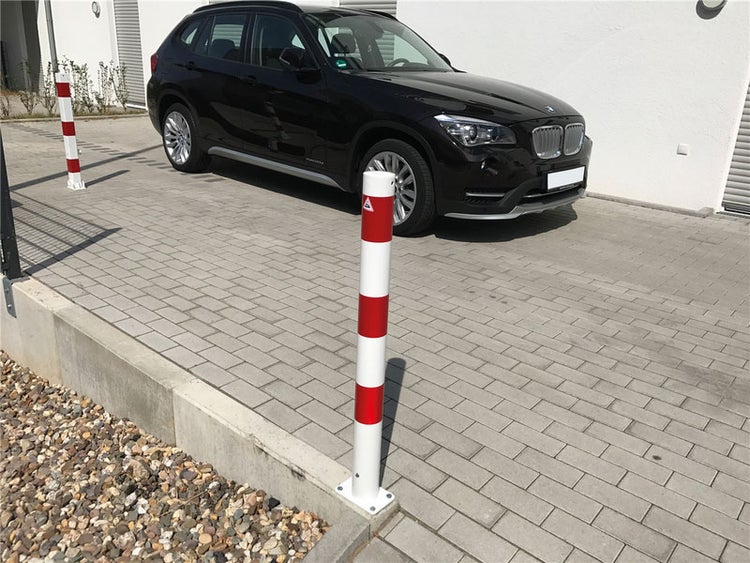 Schake Absperrpfosten ortsfest aus Stahlrohr verzinkt Ø76x2,6mm weiß mit rot reflektierenden Leuchtstreifen allseitig bis 30º neigbar mit Dübelbefestigung 900mm Überflur