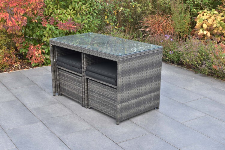 Gartengarnitur aus Polyrattan mit Glasplatte und Sitzkissen im Garten