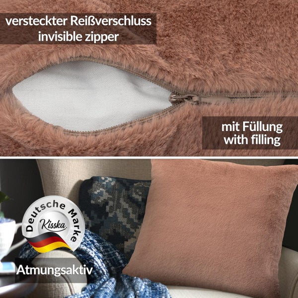 Kisska Logo. Atmungsaktives Kunstfell-Zierkissen einer deutschen Marke mit verstecktem Reißverschluss und Füllung auf einem Sessel.