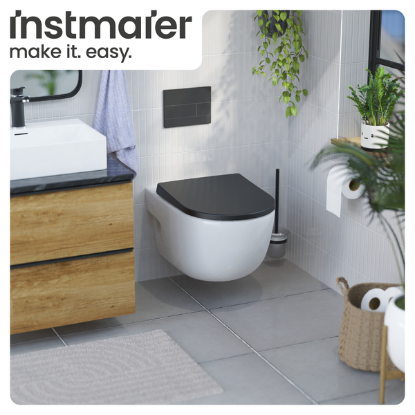 Modernes Badezimmer mit wandhängendem WC und Waschtischunterschrank