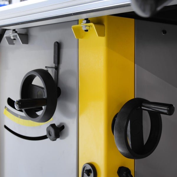 Detailansicht einer Tischkreissäge mit Handrädern und gelber Säulenführung