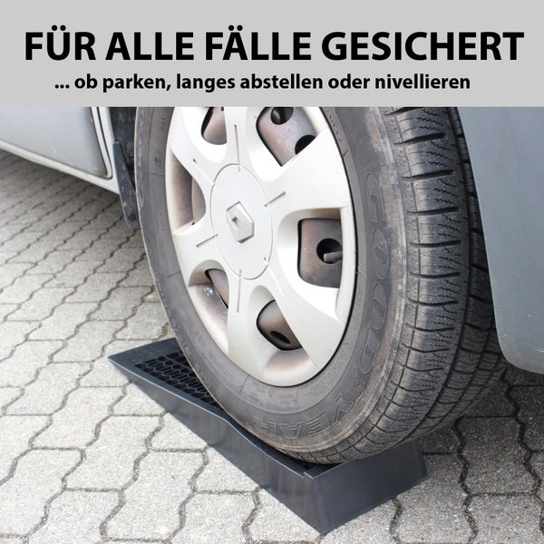 Reifen auf Auffahrkeil zum Parken oder Nivellieren eines Fahrzeugs