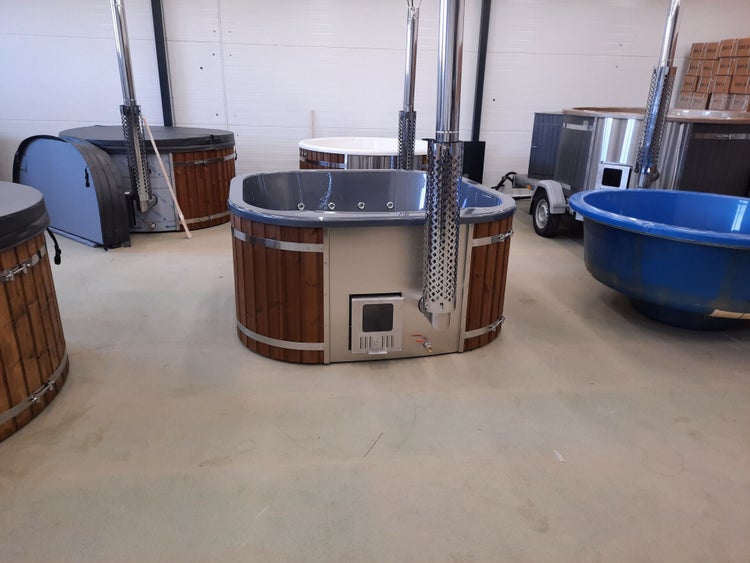 Verschiedene Badefässer mit Holzofen im Innenraum