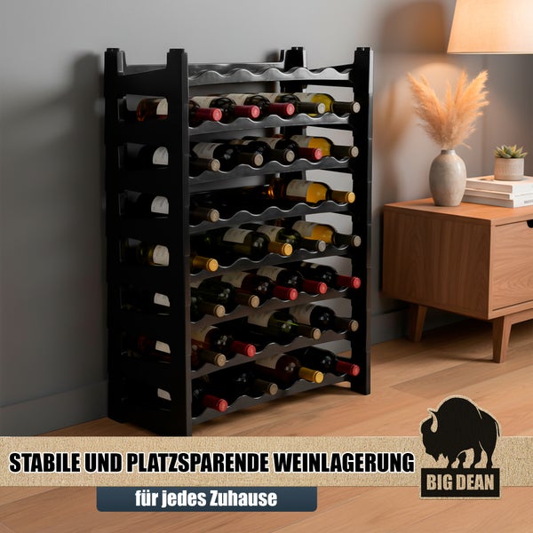 Schwarzes Weinregal aus Holz, gefüllt mit Weinflaschen