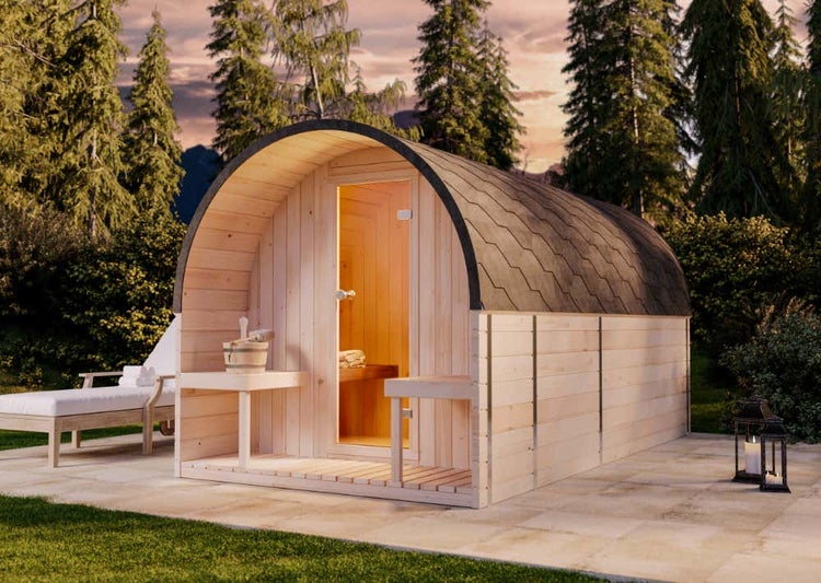 Dekorativer Zimmerbrunnen aus Holz in Form eines Fasses mit Pumpe