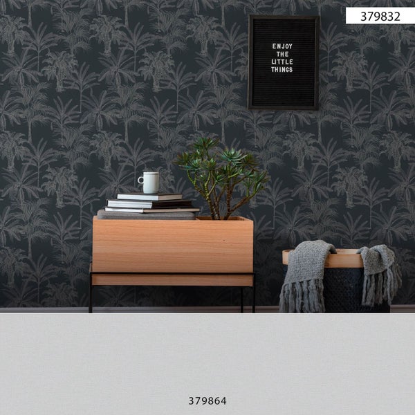 Szene mit einer Wandtapete mit Palmenmuster, einem kleinen Holztisch mit Dekorationen und einem Korb mit einer Decke.