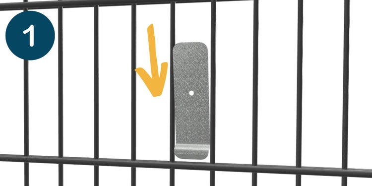 Montage des Metallgitters mit Haken