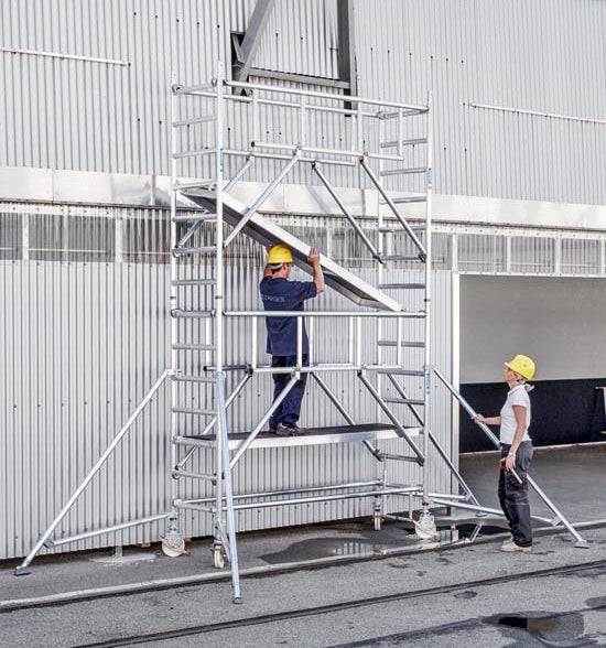 Gerüst mit zwei Bauarbeitern beim Aufbau