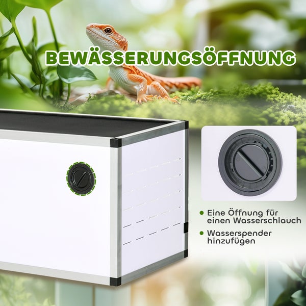 Terrarium mit Bewässerungsöffnung für einen Wasserschlauch oder einen Wasserspender.