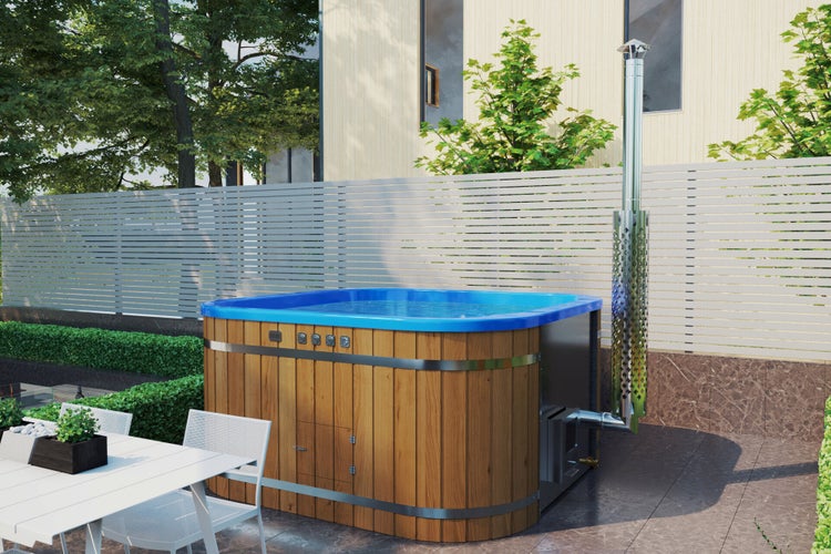 Holzbadewanne mit Ofen im Garten