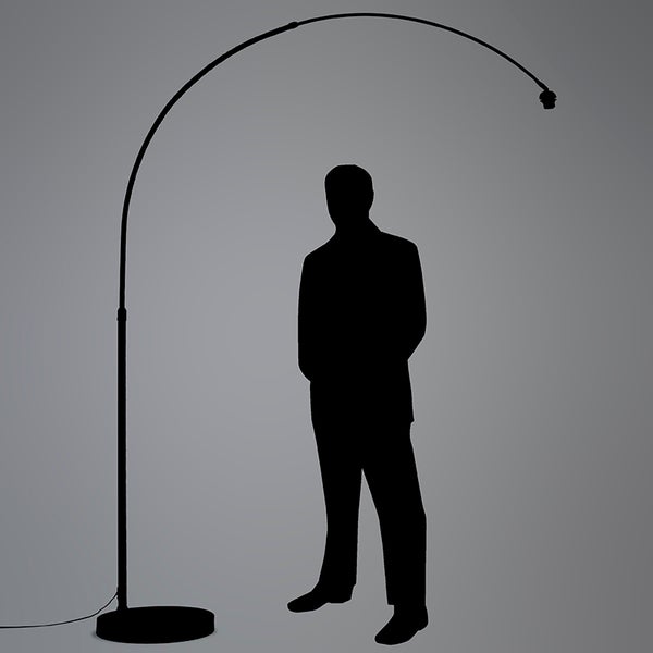 Bogenlampe mit geschwungenem Lampenarm und Bodenplatte neben einer menschlichen Silhouette zum Größenvergleich.