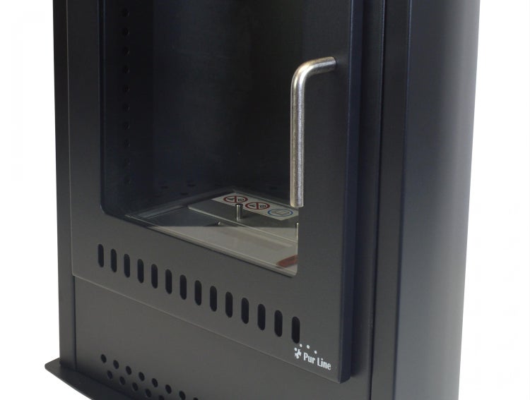 Nahaufnahme eines Ethanolkamins mit Sichtfenster, Griff und Belüftungsöffnungen. Pur Line Logo.