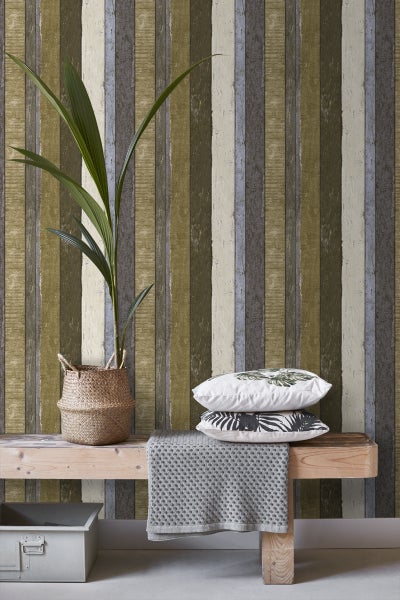 Dekorative Wandgestaltung mit einer Tapete in Holzoptik, die eine natürliche und gemütliche Atmosphäre schafft.