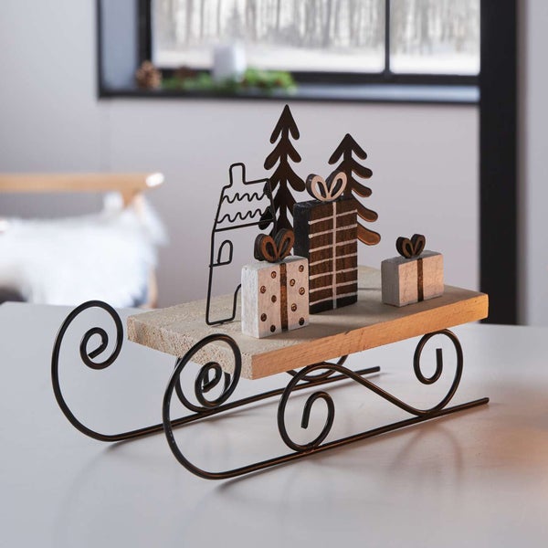 Dekoschlitten mit Haus, Tannenbäumen und Geschenken aus Holz und Metall
