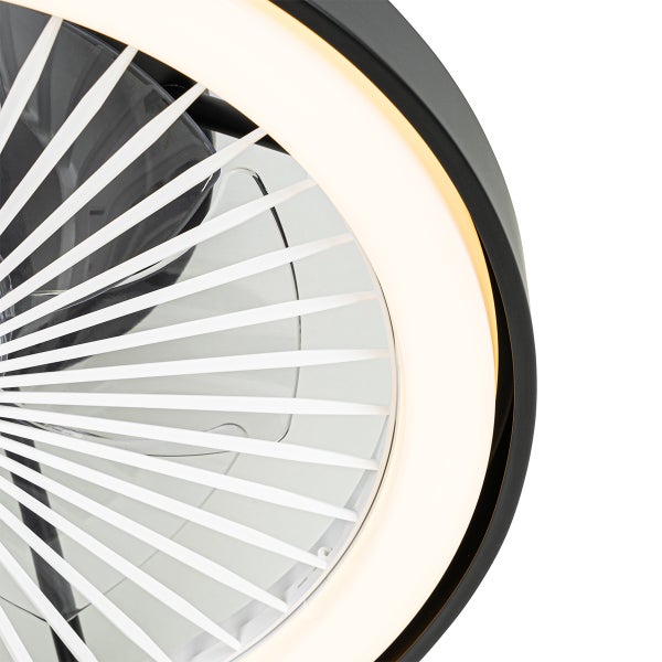 Detailansicht eines Deckenventilators mit integriertem Leuchtring und weißen Schutzlamellen.