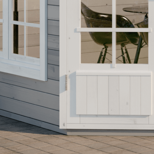 Detailansicht eines Gartenhauses mit Fenster und Tür