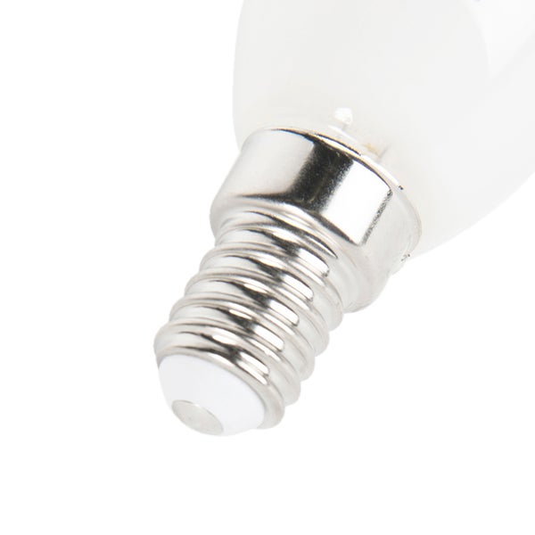 Nahaufnahme eines E14-Schraubsockels an einem Leuchtmittel.