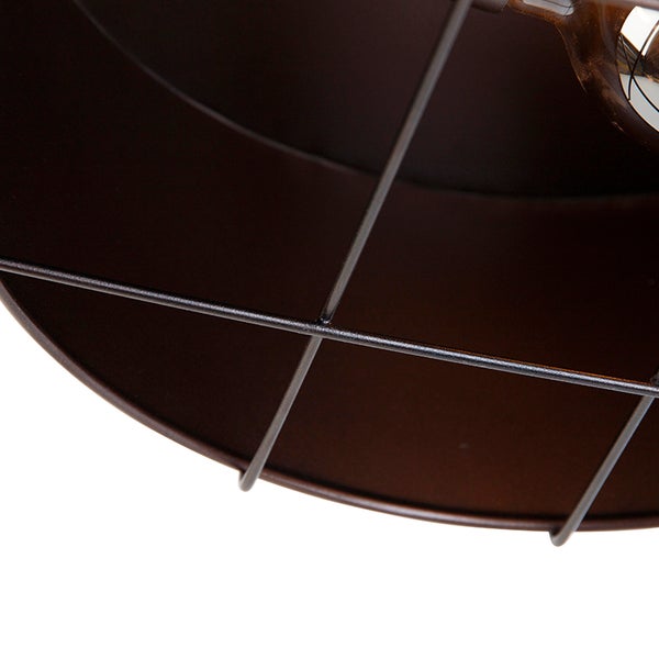 Detailansicht einer Deckenleuchte mit Metallschirm und Drahtkäfig