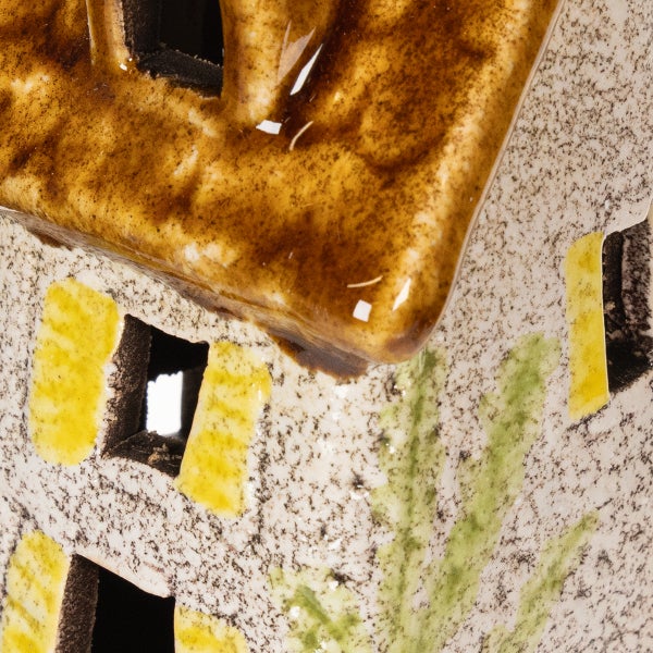 Detailansicht eines Keramikhauses mit Öffnungen