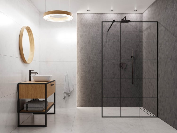 Modernes Badezimmer mit Waschtisch aus Holz, weißem Aufsatzbecken, rundem Spiegel und Walk-In-Dusche mit schwarzer Glasabtrennung im Gitterdesign.