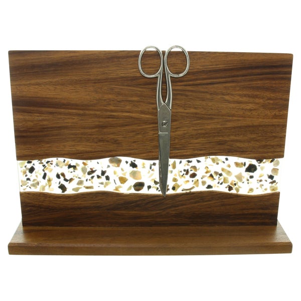 Magnetischer Messerblock aus Holz mit Harz-Inlay und einer Schere.