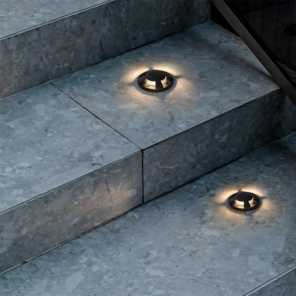 LED-Bodeneinbaustrahler in Steintreppen integriert, warmweißes Licht für den Außenbereich.