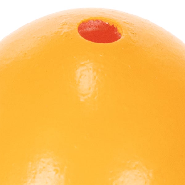 Nahaufnahme eines orangefarbenen kugelförmigen Produkts mit strukturierter Oberfläche und einer Öffnung.