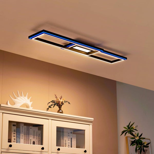 Moderne, schwarze LED-Deckenleuchte mit drei rechteckigen Rahmen, montiert an einer Zimmerdecke über einem hellen Schrank.