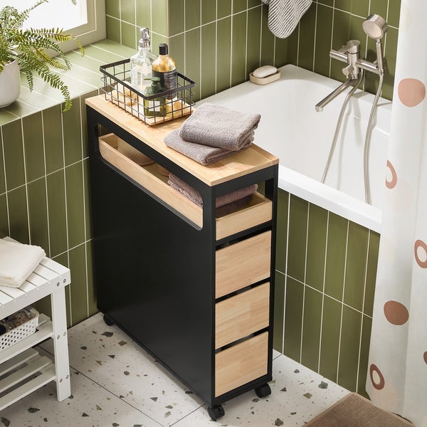 Badezimmer mit Rollwagen aus Holz und Metall zur Aufbewahrung von Badartikeln