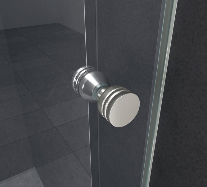 Detailansicht eines runden Türknaufs aus Metall an einer Duschkabine