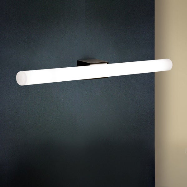 Moderne LED-Spiegelleuchte in länglicher Röhrenform mit rechteckiger Wandhalterung.