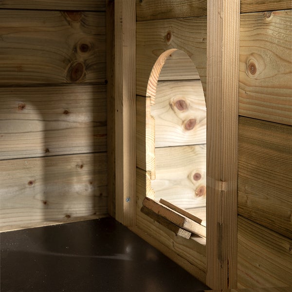 Detailansicht des Eingangs eines Holzhauses