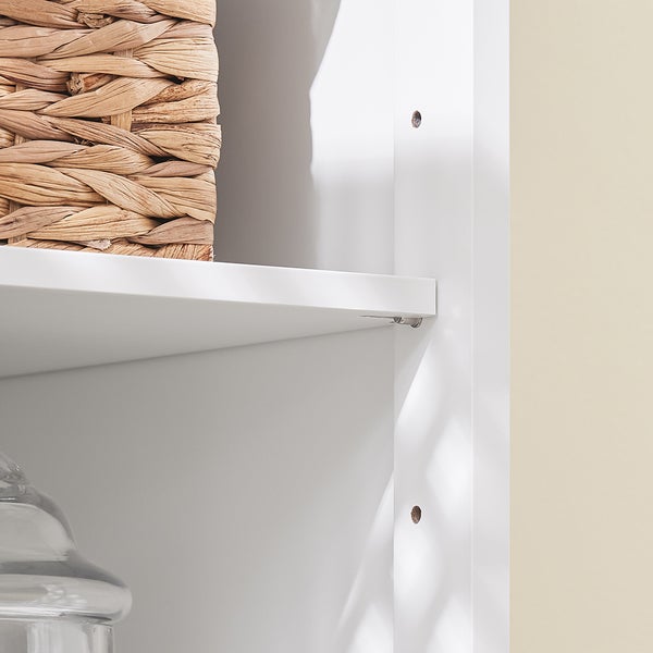 Detailansicht eines Regals mit einem geflochtenen Korb und einem Glasbehälter.