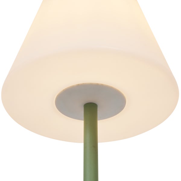 Detailansicht eines weißen konischen Lampenschirms auf einem grünen Metallstab.