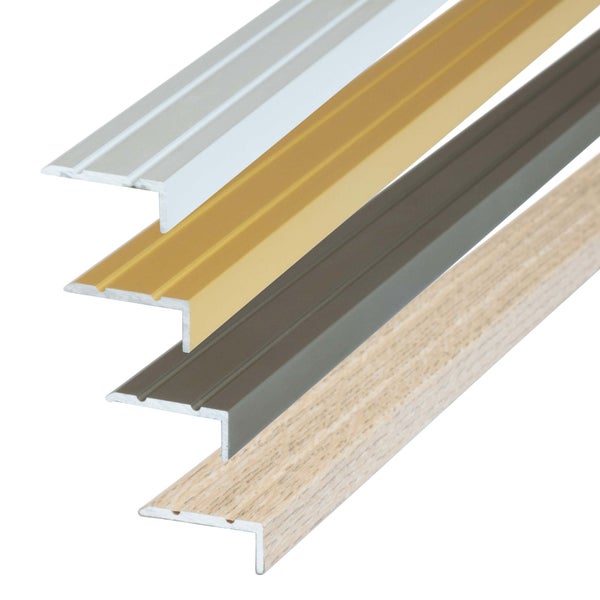 Treppenkantenprofile aus Aluminium in verschiedenen Oberflächendesigns, L-förmige Winkelprofile mit geriffelter Oberseite.
