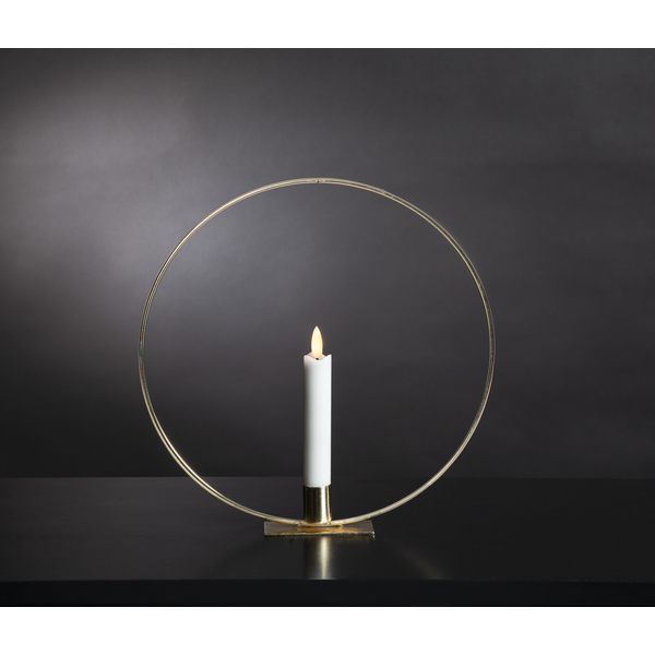 Dekorative LED Kerze mit goldenem Ring auf einer Oberfläche