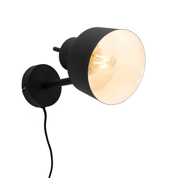 Schwarze Wandleuchte mit Kabel und Glühbirne