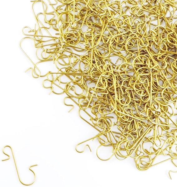 Häufung goldener Raffrollenbänder