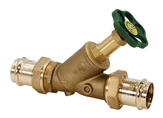 Schrägsitzventil aus Messing mit Pressanschlüssen und grünem Handrad.