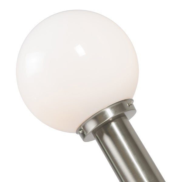 Kugelleuchte für den Außenbereich mit Sockel aus Edelstahl und weißem Kunststoffschirm.