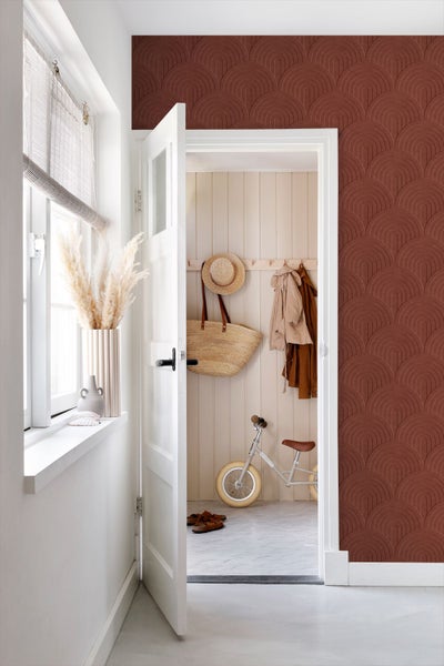 Flur mit offener Tür, Wandgestaltung mit Tapete im Retro-Stil, Dekoration und Kinderspielzeug