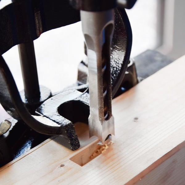 Stechbeitel in Verwendung zum Ausstemmen von Holz.