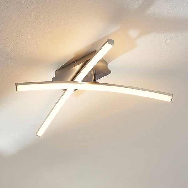 Moderne LED-Deckenleuchte mit zwei gekreuzten, geschwungenen Lichtleisten aus Metall, warmweißes Licht.