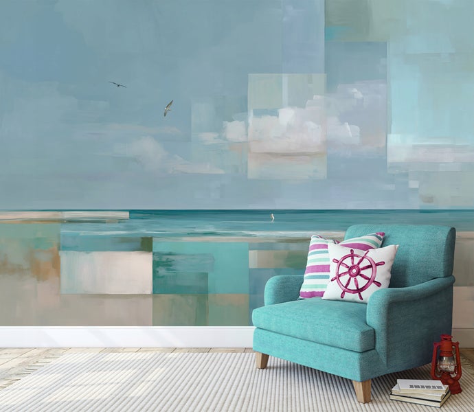 Wohnzimmer mit Sessel, Kissen und abstraktem Wandbild mit Strandmotiv